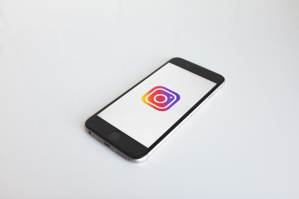 Handy mit Instagram geöffnet
