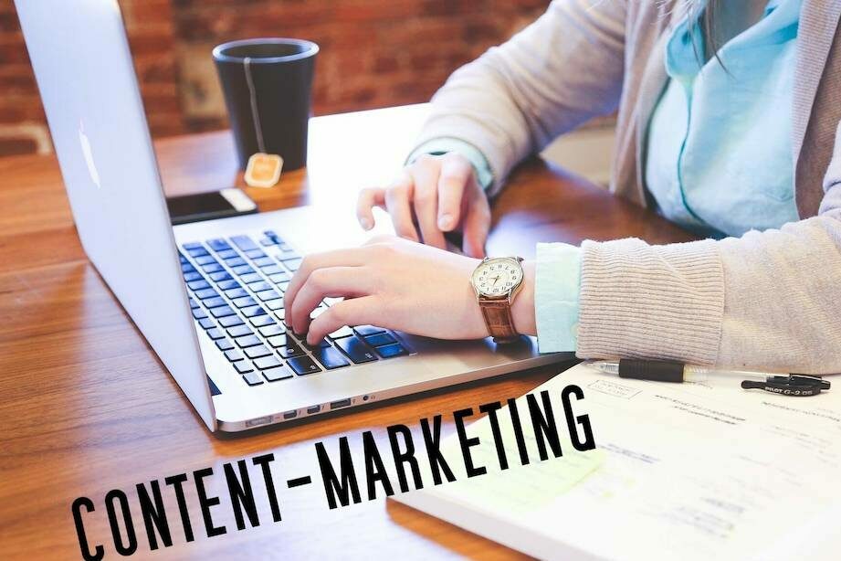 Laptop und daneben steht Der Begriff Content Marketing