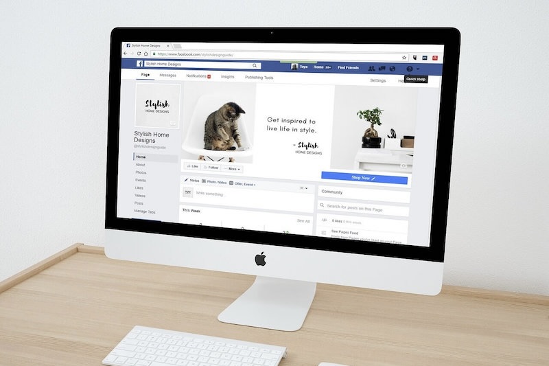 iMac steht auf Schreibtisch mit geöffneter Facebook Seite